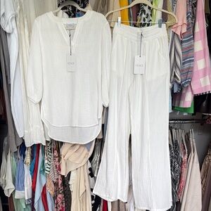 Edge Textured White Top and pants set
Size XS